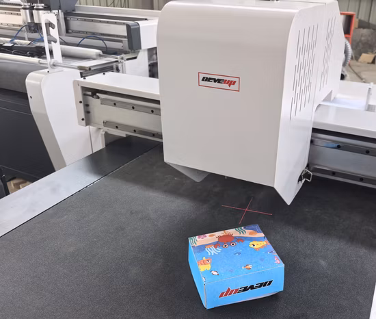 Macchina da taglio per imballaggi di carta A4 con etichetta adesiva grafica industriale mini taglio a metà in vendita