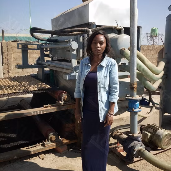 Macchina per la produzione di vassoi portabicchieri di carta per bottiglie di uova